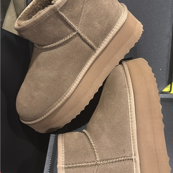 Dupe platform UGGs women’s size 9 1/2 - Picture 4 of 4